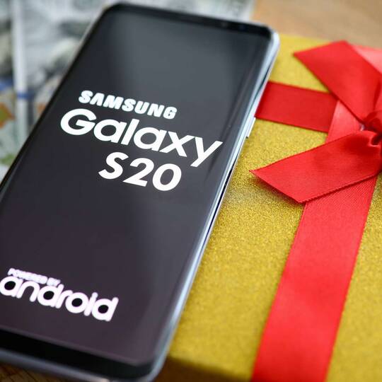 Samsung Galaxy S20 auf Geschenkbox liegend