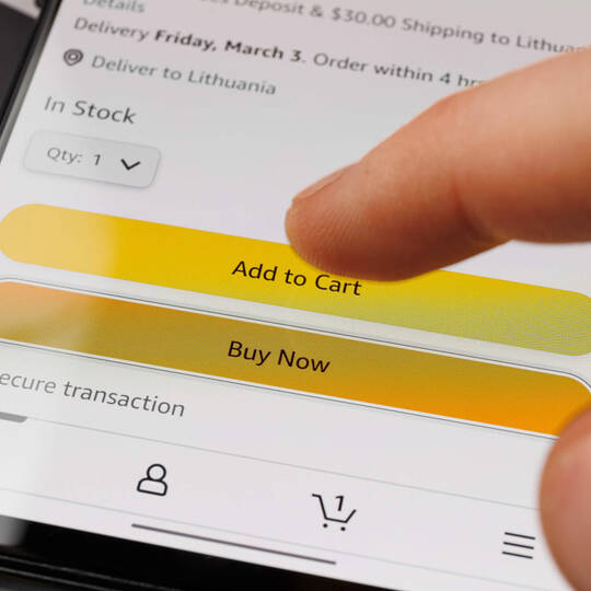 Person bestellt bei Amazon etwas