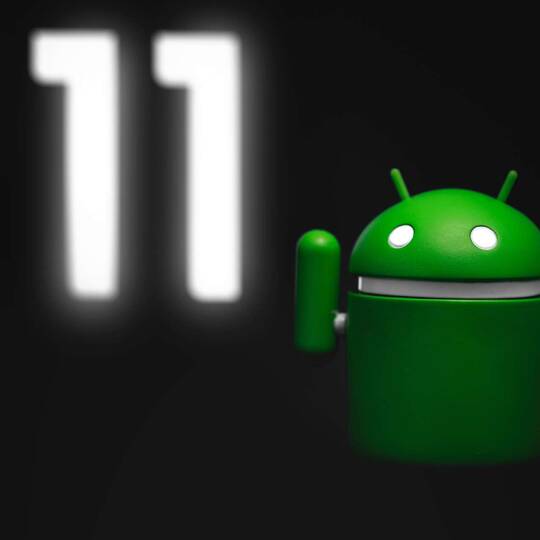 Android Figur steht neben einer großen 11