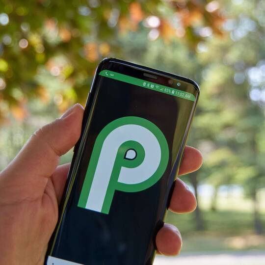Person hält Handy mit Android P