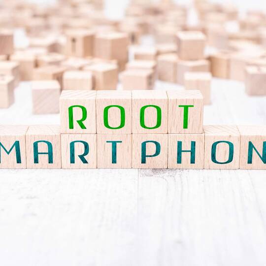 Root Smartphone mit Holzblöcken buchstabiert