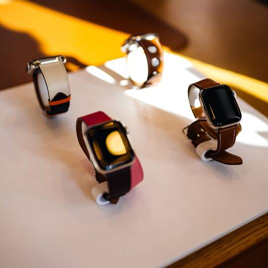Vier im Laden ausgetellte Apple Watches