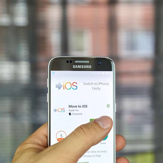 Smartphone mit geöffneter App zur Datenübertragung von Android auf iOS