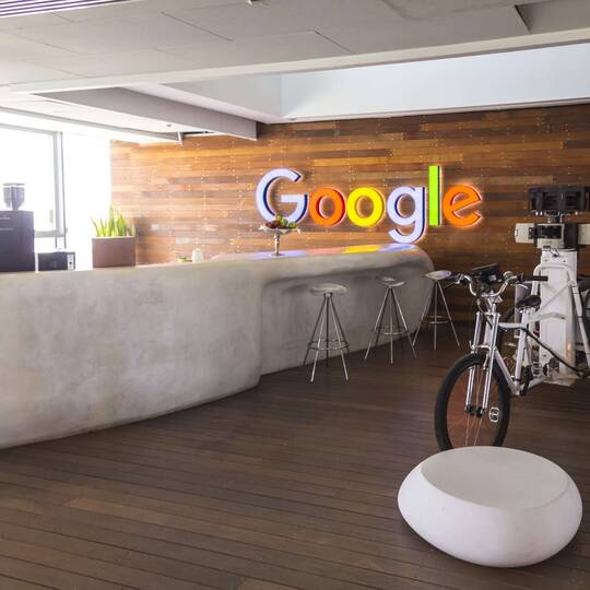 Moderner Raum mit Theke und Google-Logo an der Wand
