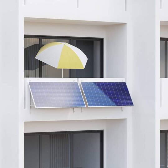 Balkon mit Solarzellen 