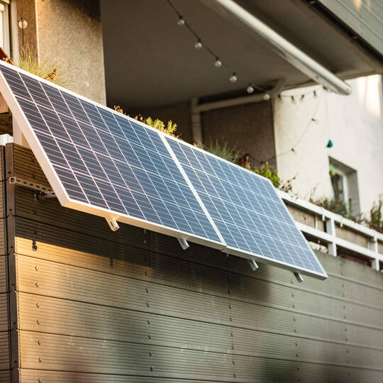 Balkonkraftwerk hängt am Balkon eines Hauses