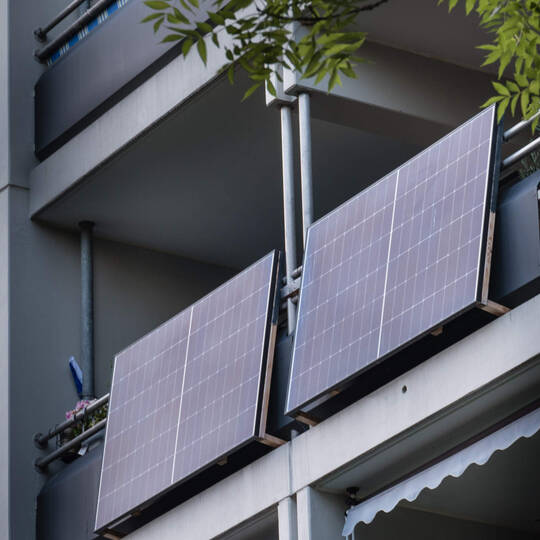 Solaranlage hängt am Balkon