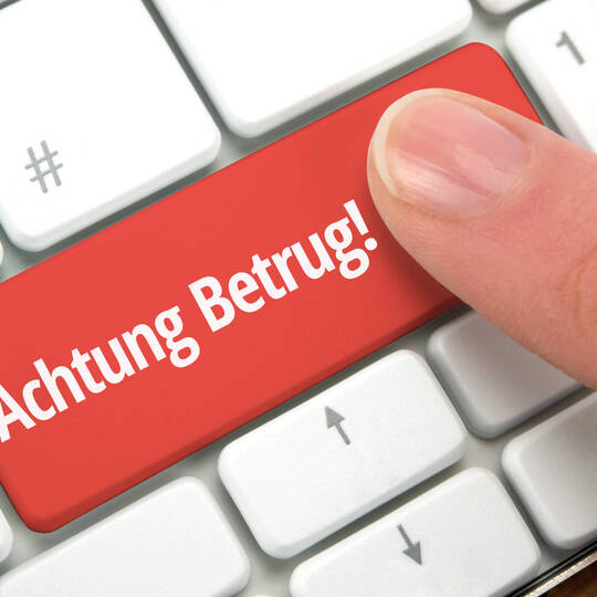 Rote Taste auf Tastatur mit der Aufschrift "Achtung Betrug"
