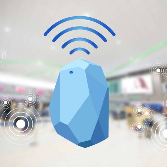 Ein blauer Stein sendet symbolisch ein Signal in den Raum