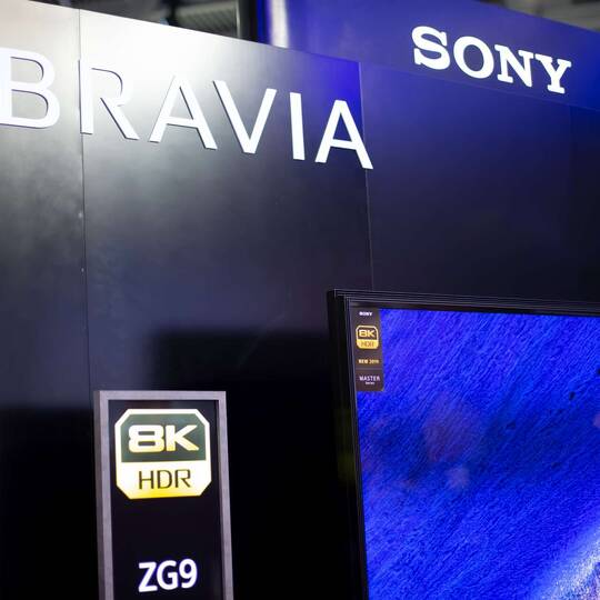 Bravia Fernseher vor blau-schwarzem Hintergrund mit SONY-Logo