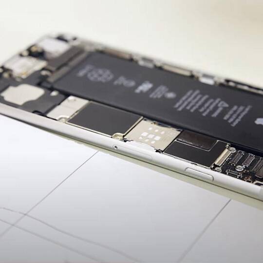 iPhone 6 Display liegt auf einer hellen Oberfläche