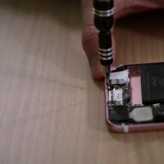 Ladebuchse des iPhone 6s wird repariert