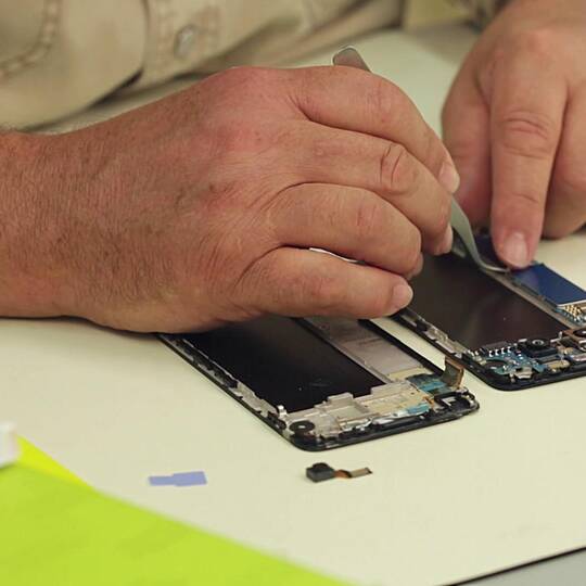 Person repariert das LG G5  Display