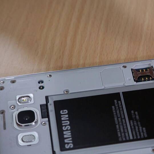 Samsung Galaxy J7 (2016) Akku wechseln