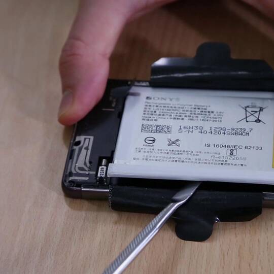 Sony Xperia XA Akku wird herausgehebelt