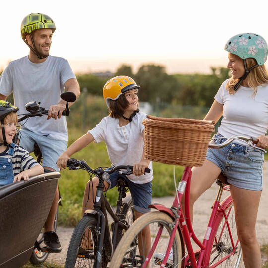 Familie fährt auf Fahrrädern