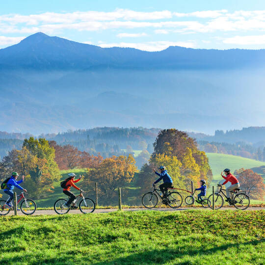 Personen fahren Fahrrad im Herbst