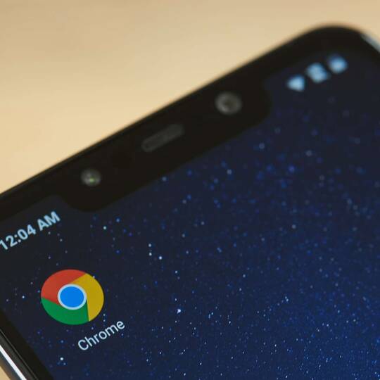 Ein Smartphone zeigt die App Chrome auf dem Homescreen