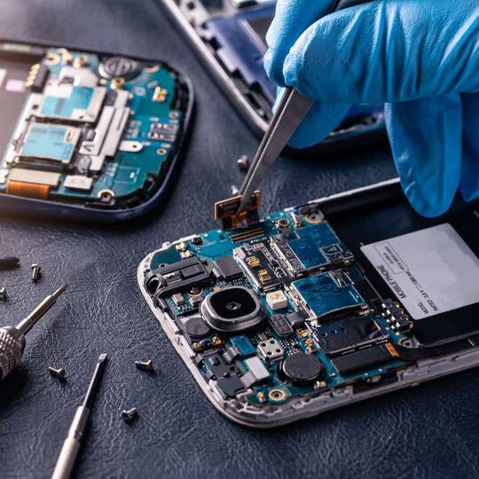 Person repariert Smartphone 