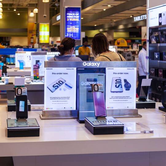 Ausstellung der Samsung Galaxy S10 Modelle