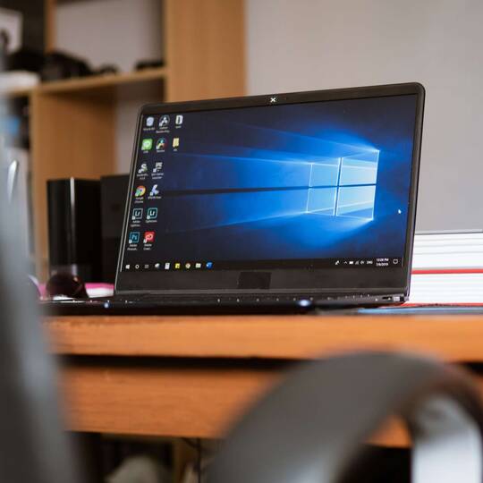 Laptop mit Windows 10 steht auf Schreibtisch