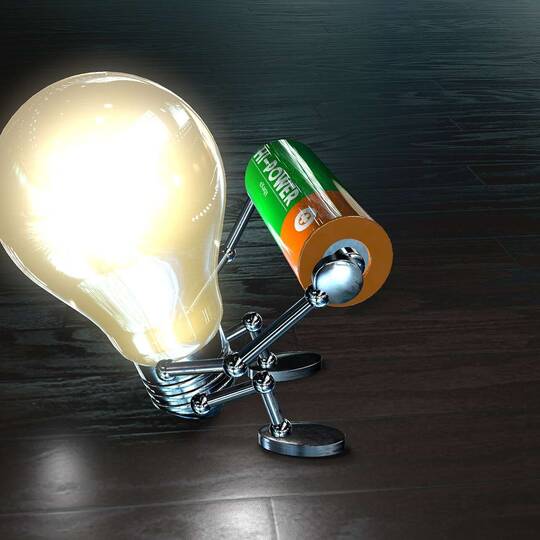 Lampe hält Batterie