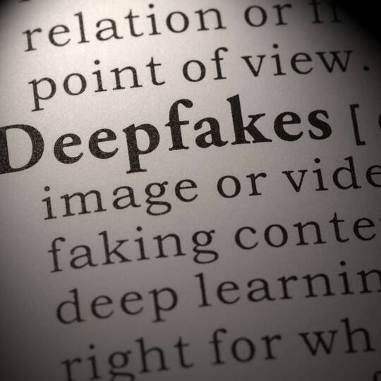 Gedruckter Lexikontext mit Fokus auf dem Wort "Deepfakes"