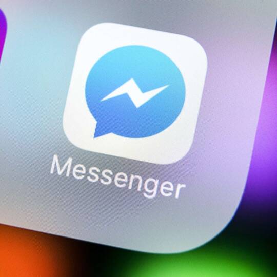 Facebook Messenger App und Instagram App im Ausschnitt auf iOS Smartphone-Bildschirm