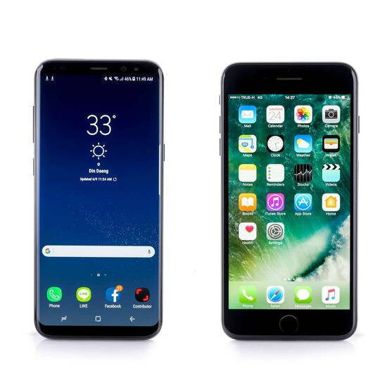eingeschaltetes Samsung S8 und iPhone 7 nebeneinander