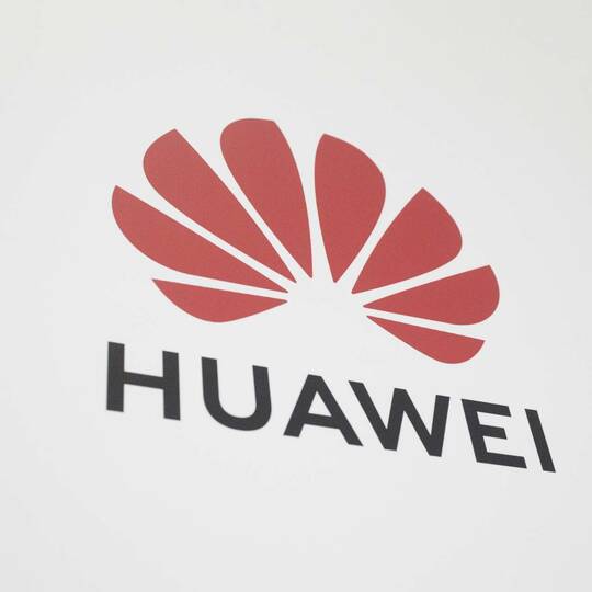 Huawei Logo auf weißem Hintergrund