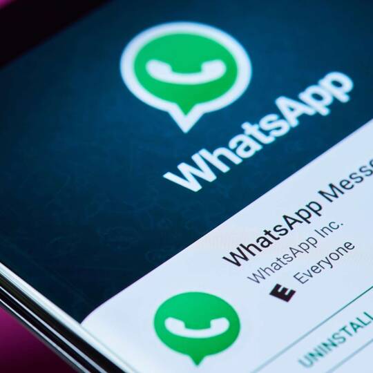 Handy auf dem WhatsApp im Play Store gezeigt wird
