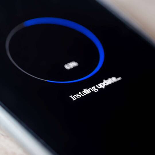 Smartphone Bildschirm mit der Aufschrift: Installing Updates