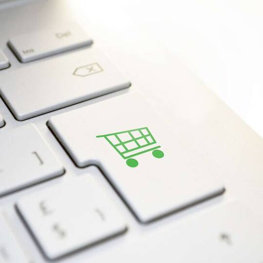 Computer Tastatur mit Einkaufswagen-Symbol auf Enter-Taste
