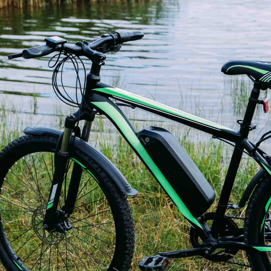 Ein E-Bike steht vor einem See
