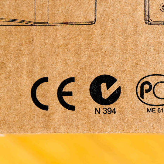 Abbildung eines-CE Stickers auf Pappe.
