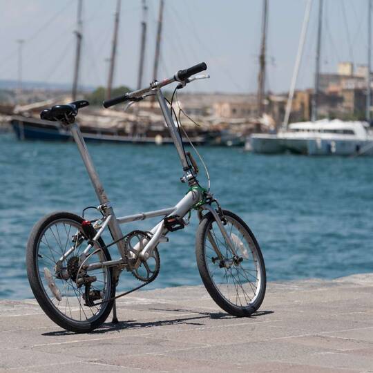 Ein Faltrad im Hafen bei Sommerwetter