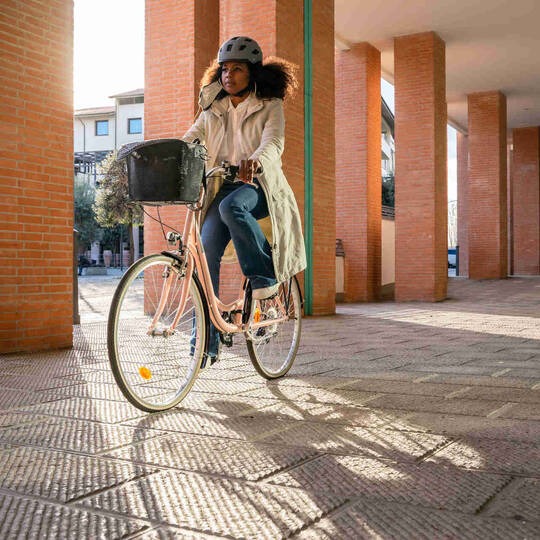 Frau fährt auf Fahrrad durch Stadt
