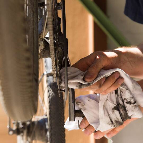 Schaltung eines Fahrrads wird mit einem Lappen gereinigt. 