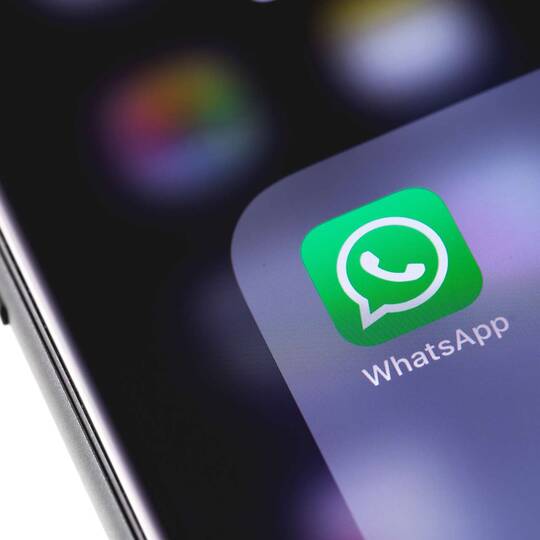 WhatsApp Appicon auf einem Handydisplay
