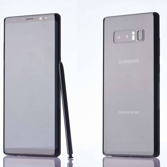 Zwei schwarze Smartphones, eines in der Frontansicht mit Stift und das andere in der Backansicht.