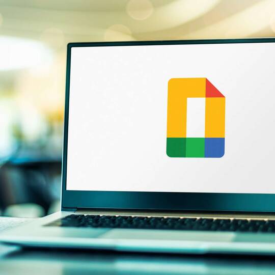 Laptop aufgeklappt mit Google Docs Logo