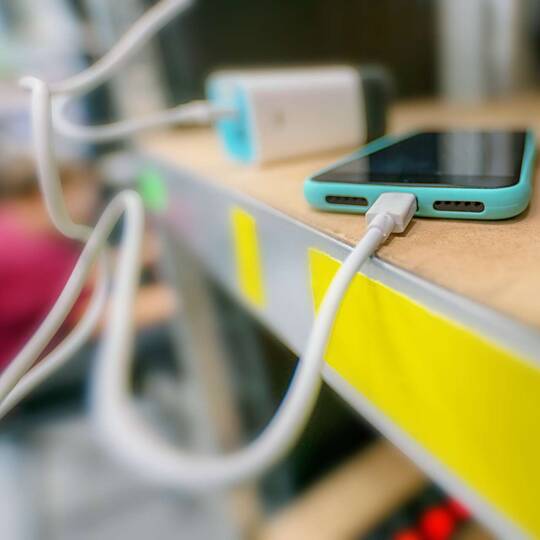 Apple iPhone SE Ladebuchsen Reparatur Dock Austausch lädt nicht Kabel defekt 