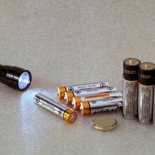 Taschenlampe mit Batterien