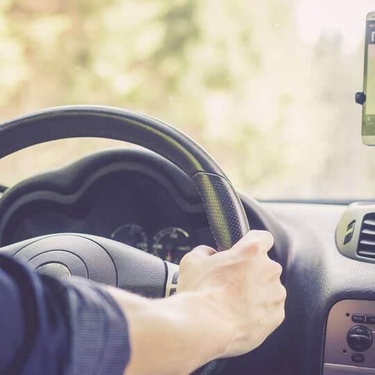 Die besten Handyhalterungen fürs Auto: Das Handy während der Fahrt legal  nutzen