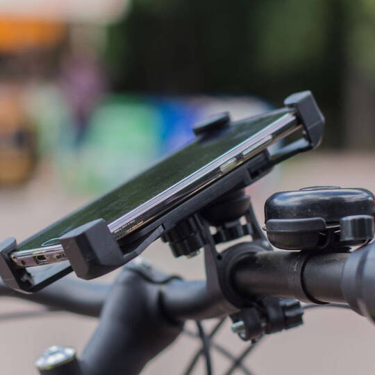 Handyhalterung ist auf dem Lenkrad eines Fahrrads befestigt