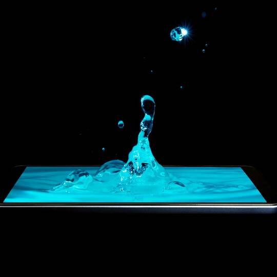 Wassertropfen kommen aus einem Smartphone
