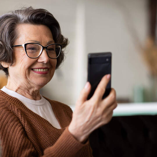Frau macht Selfie mit Handy