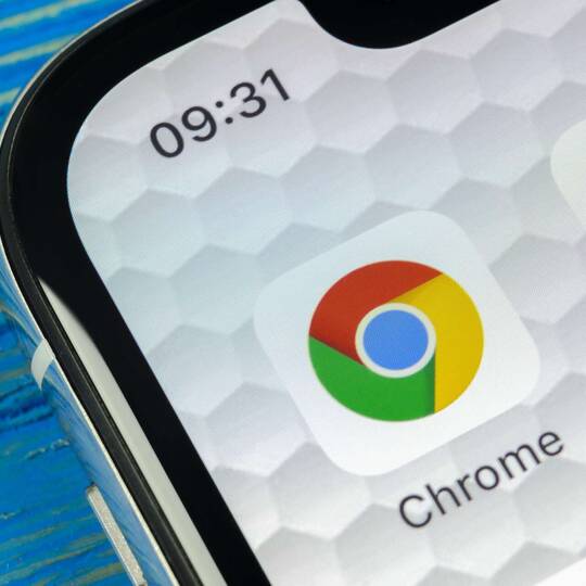Chrome App Icon auf einem Handydisplay