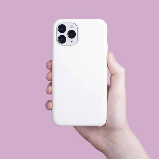 Weißes iPhone mit drei Kameras vor rosa Hintergrund