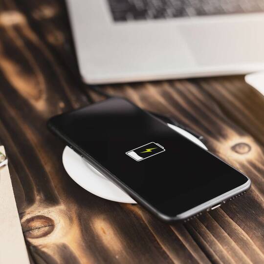 Handy liegt auf induktiver Ladestation